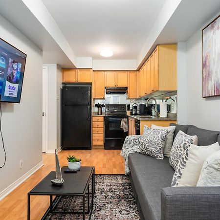 Отель 4975 Southampton Drive Миссиссага Экстерьер фото