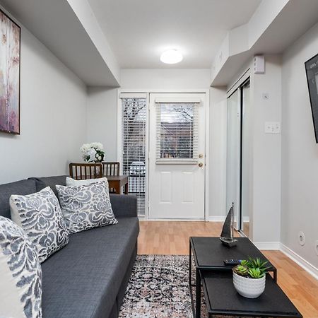 Отель 4975 Southampton Drive Миссиссага Экстерьер фото
