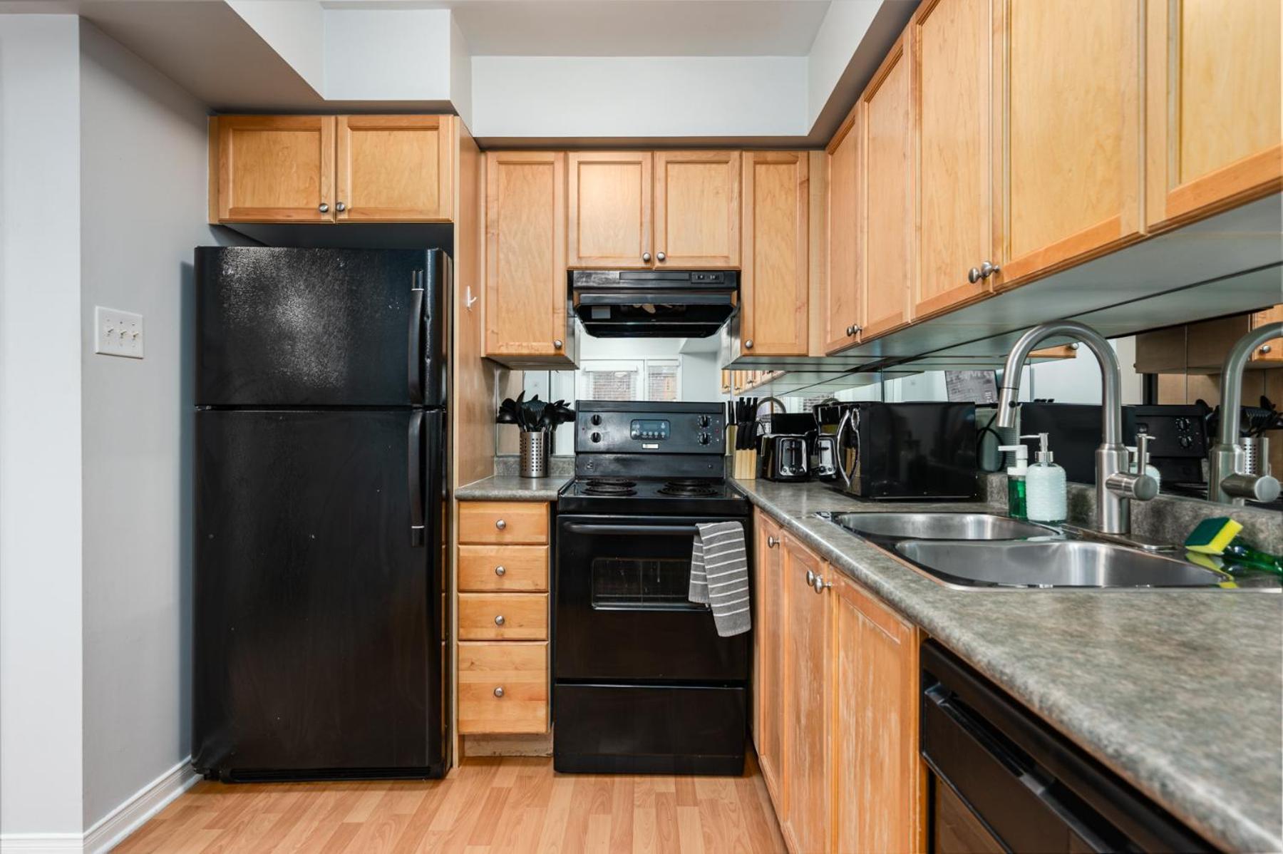 Отель 4975 Southampton Drive Миссиссага Экстерьер фото