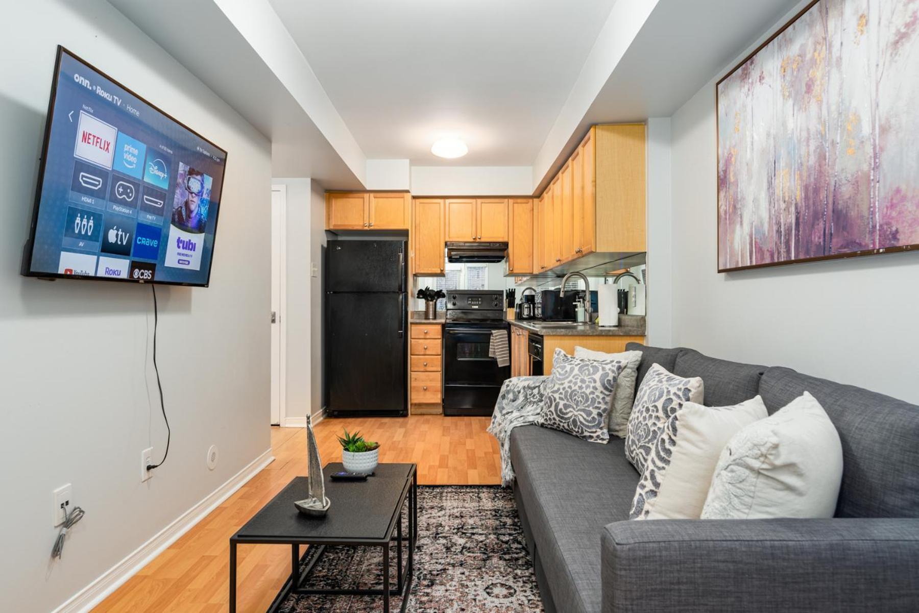 Отель 4975 Southampton Drive Миссиссага Экстерьер фото
