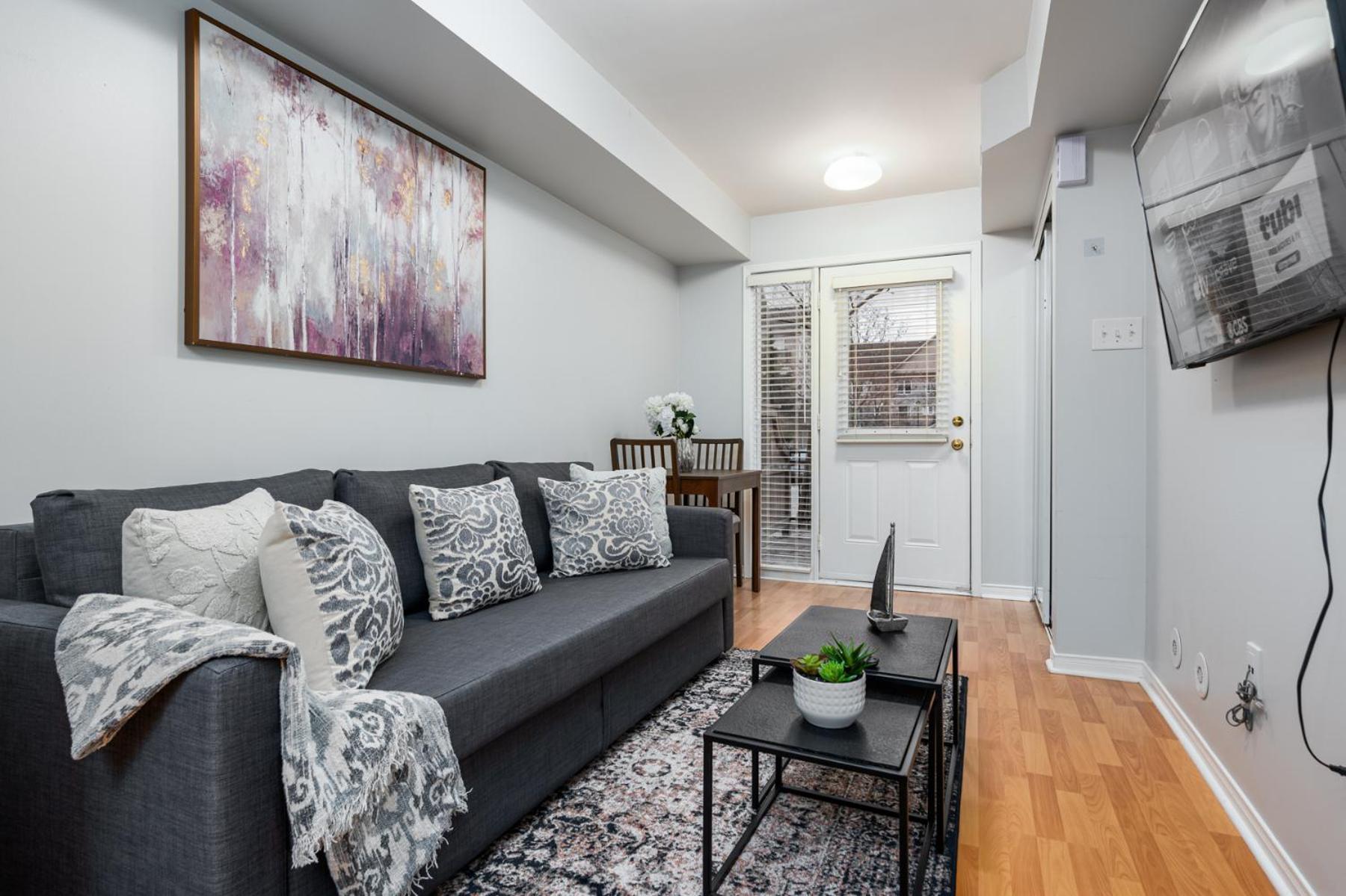Отель 4975 Southampton Drive Миссиссага Экстерьер фото