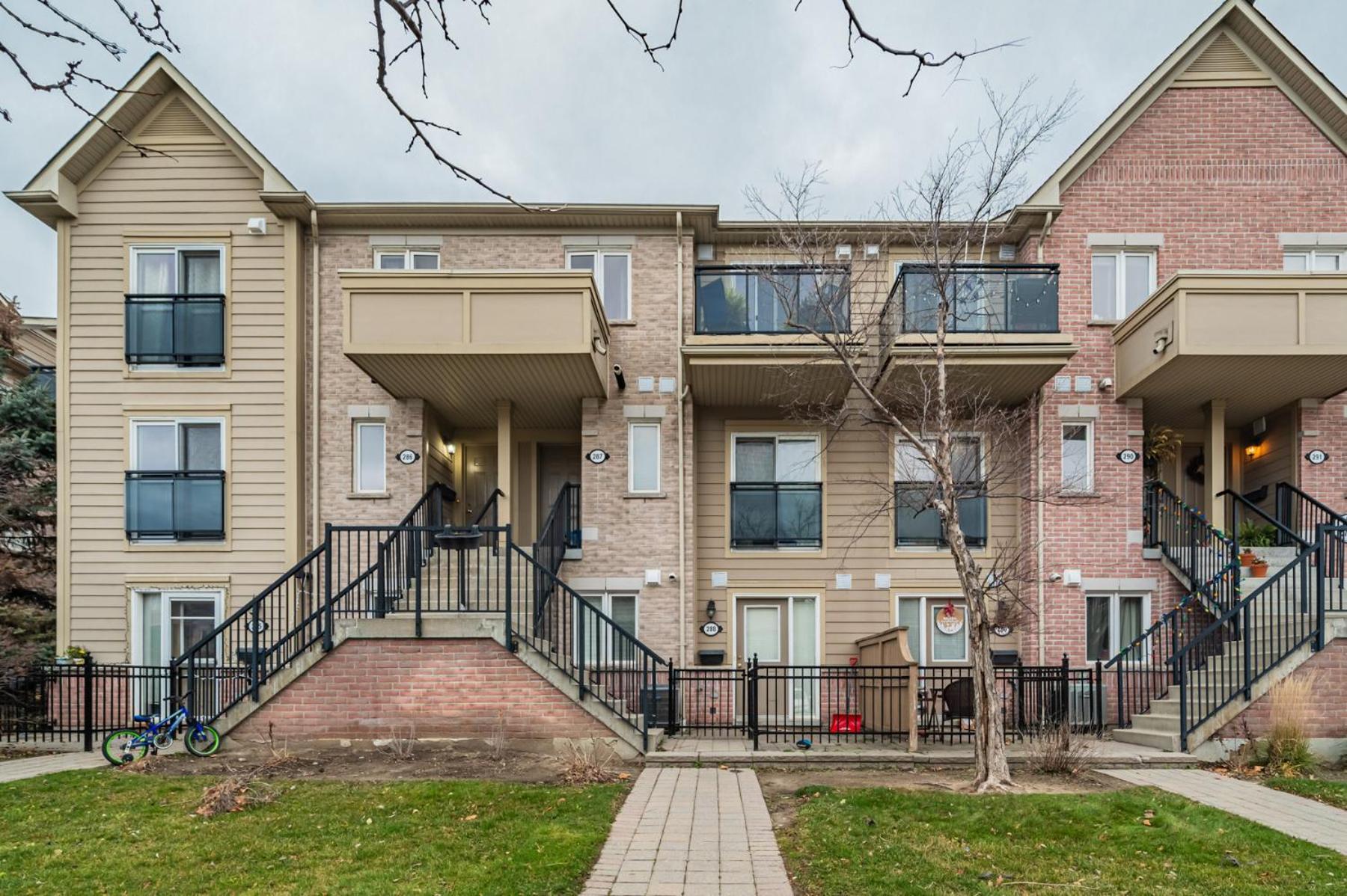 Отель 4975 Southampton Drive Миссиссага Экстерьер фото