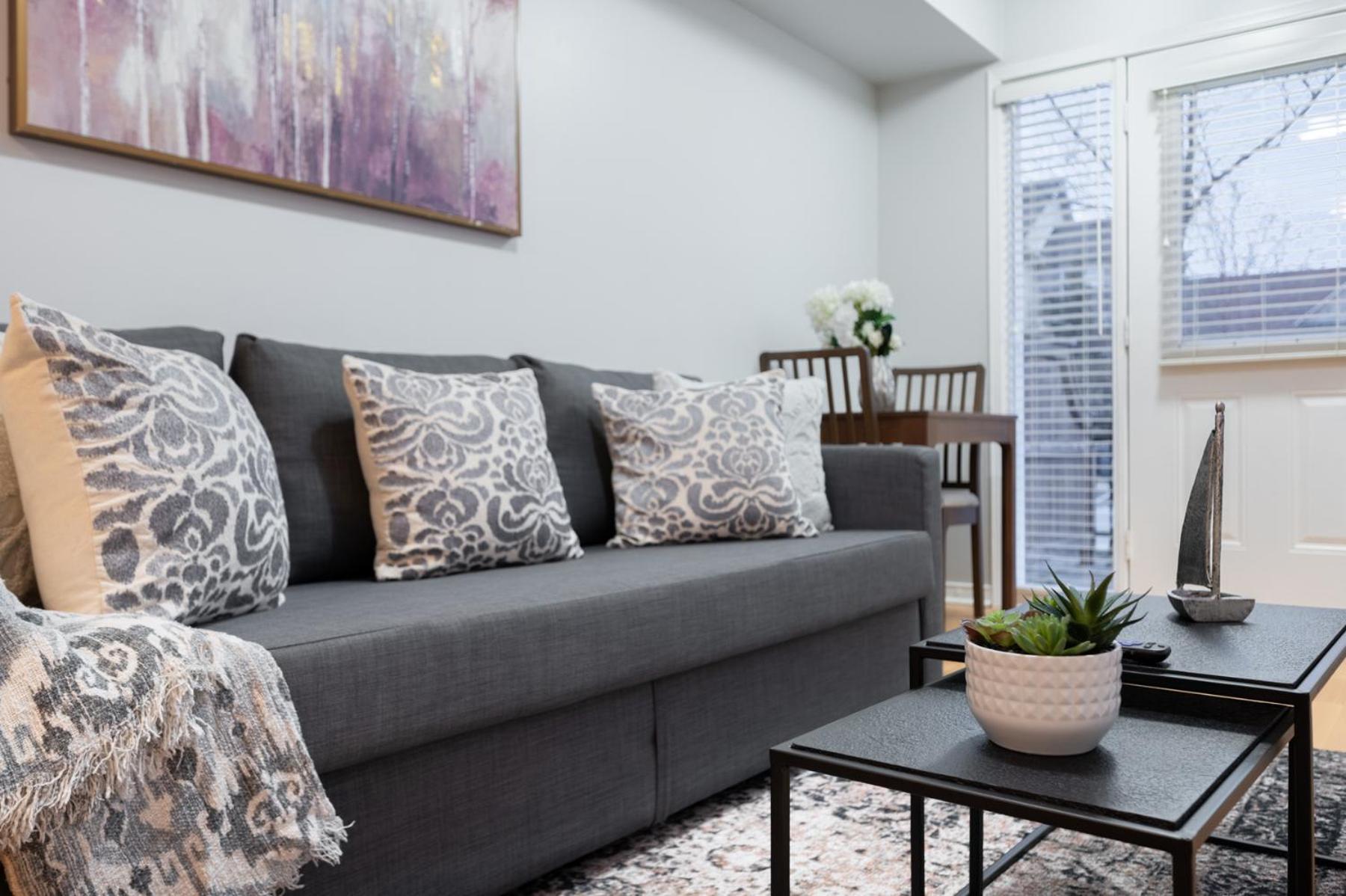 Отель 4975 Southampton Drive Миссиссага Экстерьер фото