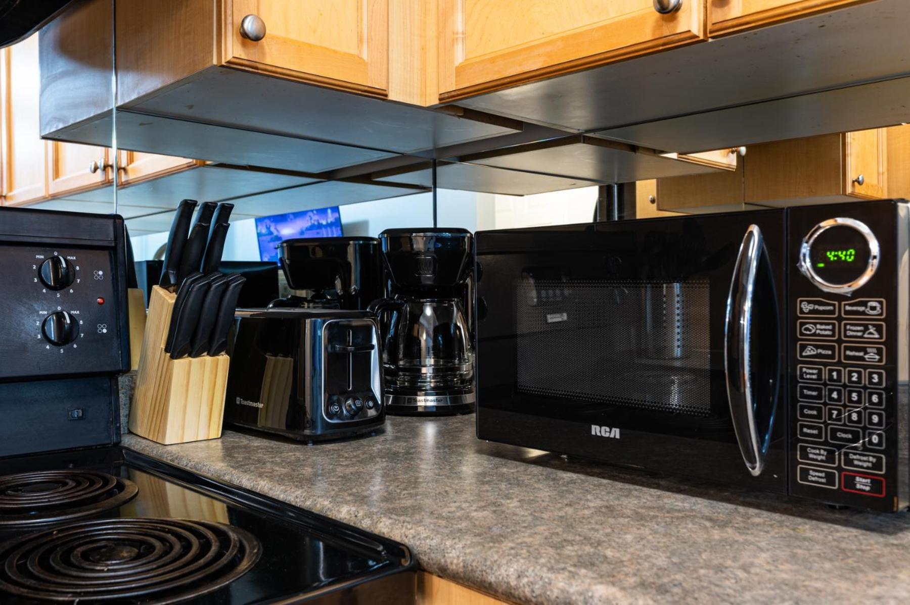 Отель 4975 Southampton Drive Миссиссага Экстерьер фото