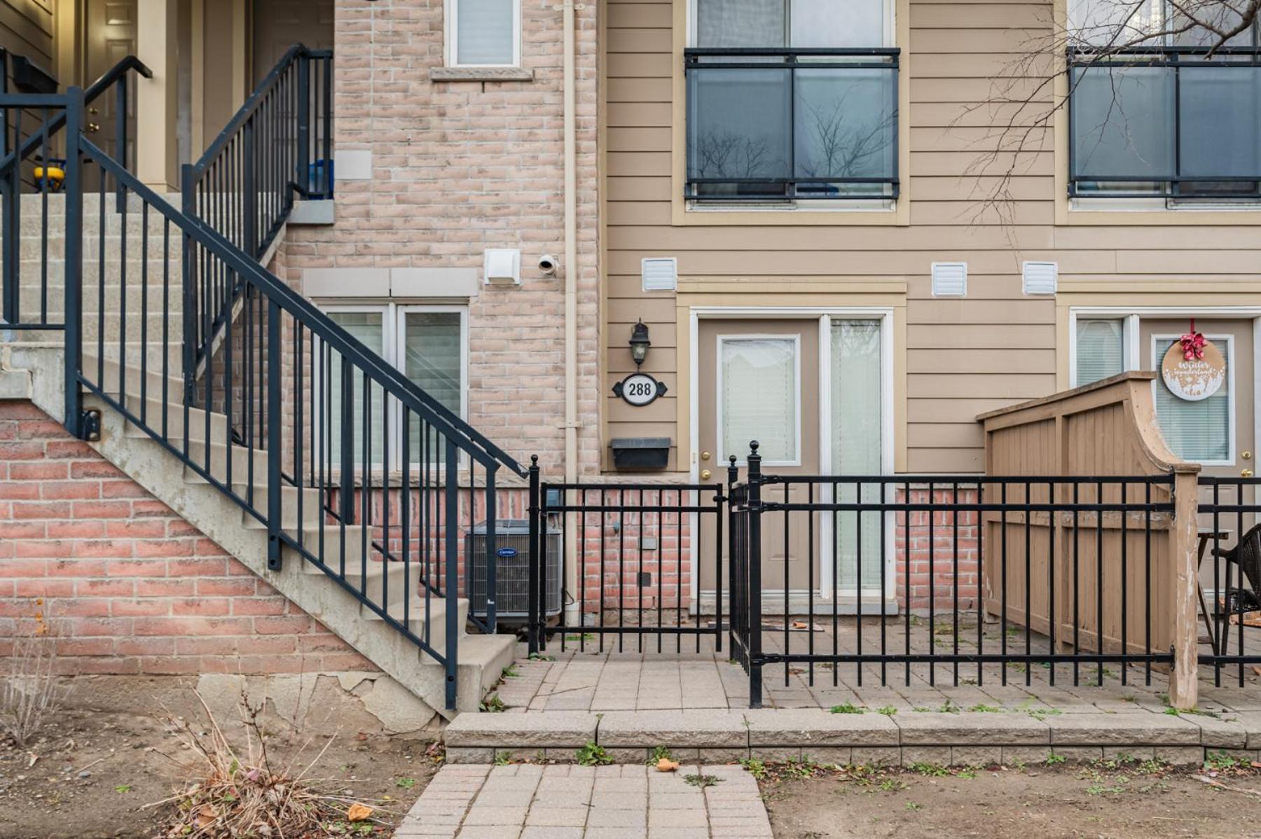 Отель 4975 Southampton Drive Миссиссага Экстерьер фото